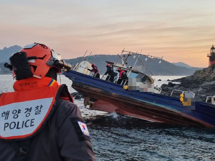 [창원=뉴시스] 강경국 기자 = 25일 오전 경남 창원시 진해구 안곡동 화도 도투마리암에서 낚시어선이 암초에 좌초돼 해경이 구조활동을 펼치고 있다. (사진=창원해경 제공). 2024.12.25. photo@newsis.com *재판매 및 DB 금지