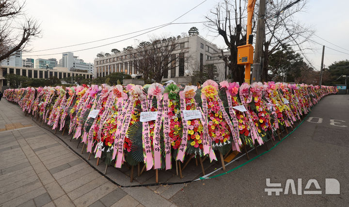 [서울=뉴시스] 홍효식 기자 = 윤석열 대통령 탄핵심판 사건의 두 번째 재판관 회의를 하루 앞둔 25일 서울 종로구 헌법재판소 앞에 탄핵 반대 화환이 놓여져 있다. 2024.12.25. yesphoto@newsis.com