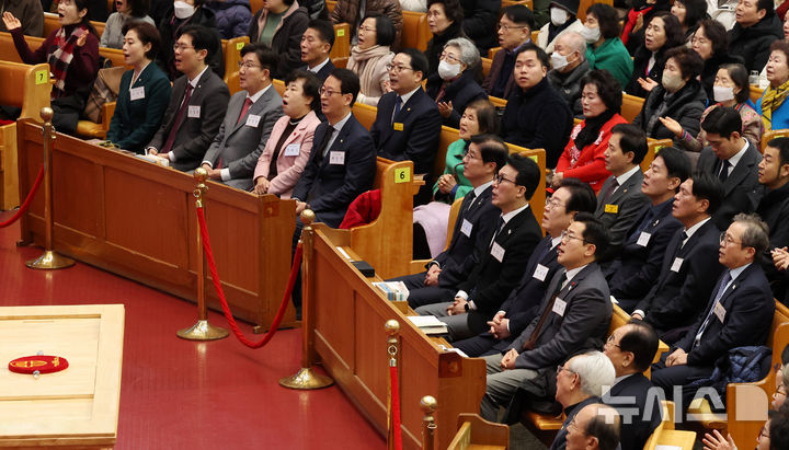 [서울=뉴시스] 추상철 기자 = 권성동 국민의힘 당대표 권한대행 겸 원내대표와 이재명 더불어민주당 대표가 25일 오전 서울 영등포구 여의도 순복음교회에서 열린 성탄예배에 참석해 찬송가를 부르고 있다.  앞줄 왼쪽부터 국민의힘 서지영 원내대변인, 조정훈 의원, 권성동 권한대행, 조배숙 의원, 최은석 원내대표 비서실장, 더불어민주당 이해식 당 대표 비서실장, 김민석 최고위원, 이재명 대표, 박찬대 원내대표. 2024.12.25. scchoo@newsis.com