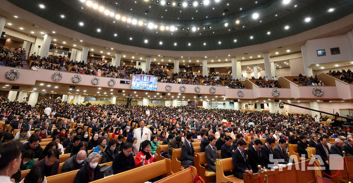 [서울=뉴시스] 추상철 기자 = 크리스마스인 25일 오전 서울 영등포구 여의도 순복음교회에서 성탄예배가 열리고 있다. 2024.12.25. scchoo@newsis.com