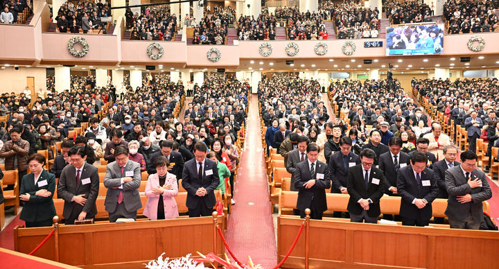 [서울=뉴시스] 권창회 기자 = 권성동 국민의힘 당대표 권한대행 겸 원내대표와 이재명 더불어민주당 대표가 25일 서울 여의도 순복음교회에서 열린 성탄예배에 참석해 기도하고 있다. (사진=순복음교회 제공) 2024.12.25. photo@newsis.com *재판매 및 DB 금지