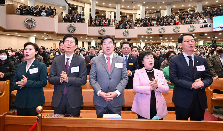 [서울=뉴시스] 권창회 기자 = 권성동 국민의힘 당대표 권한대행 겸 원내대표가 25일 서울 여의도 순복음교회에서 열린 성탄예배에 참석해 기도하고 있다. (사진=순복음교회 제공) 2024.12.25. photo@newsis.com *재판매 및 DB 금지