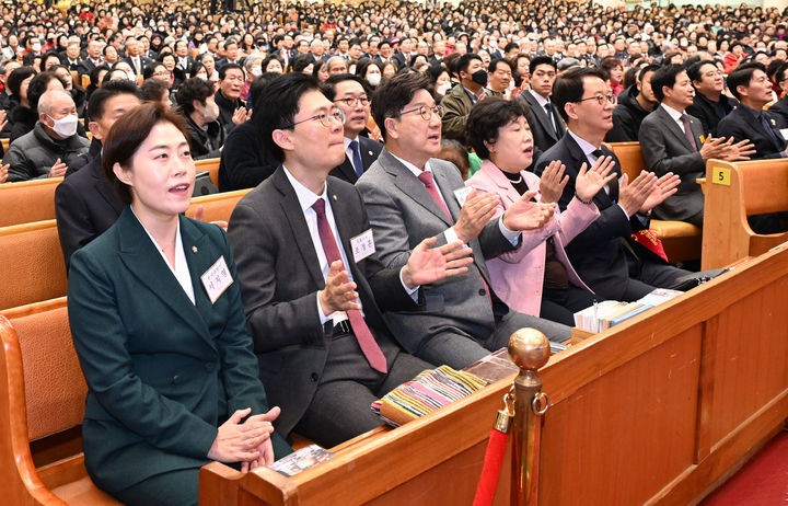 [서울=뉴시스] 권창회 기자 = 권성동 국민의힘 당대표 권한대행 겸 원내대표가 25일 서울 여의도 순복음교회에서 성탄예배를 드리고 있다. (사진=순복음교회 제공) 2024.12.25. photo@newsis.com *재판매 및 DB 금지