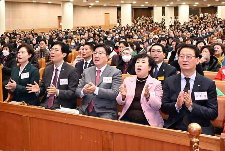 [서울=뉴시스] 권창회 기자 = 권성동 국민의힘 당대표 권한대행 겸 원내대표가 25일 서울 여의도 순복음교회에서 성탄예배를 드리고 있다. (사진=순복음교회 제공) 2024.12.25. photo@newsis.com *재판매 및 DB 금지