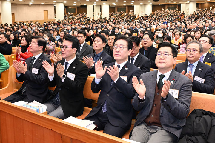 [서울=뉴시스] 권창회 기자 = 이재명 더불어민주당 대표가 25일 서울 여의도 순복음교회에서 성탄예배를 드리고 있다. (사진=순복음교회 제공) 2024.12.25. photo@newsis.com *재판매 및 DB 금지