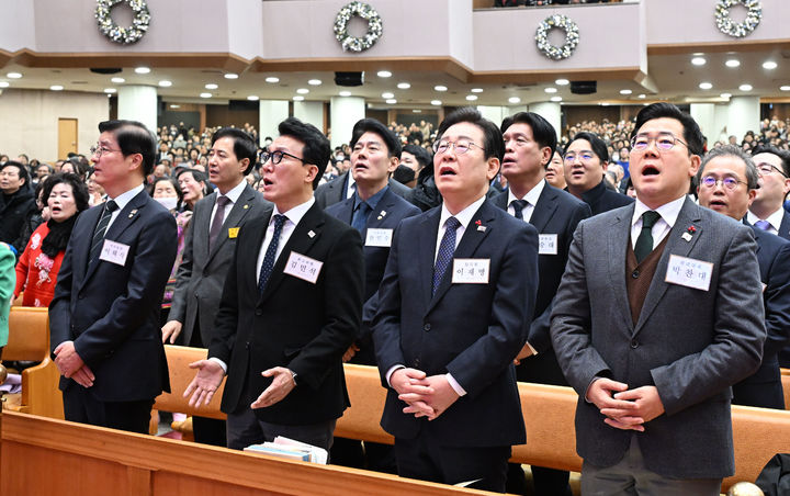 [서울=뉴시스] 권창회 기자 = 이재명 더불어민주당 대표가 25일 서울 여의도 순복음교회에서 성탄예배를 드리고 있다. (사진=순복음교회 제공) 2024.12.25. photo@newsis.com *재판매 및 DB 금지