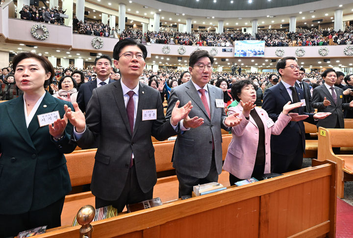 [서울=뉴시스] 권창회 기자 = 권성동 국민의힘 당대표 권한대행 겸 원내대표가 25일 서울 여의도 순복음교회에서 성탄예배를 드리고 있다. (사진=순복음교회 제공) 2024.12.25. photo@newsis.com *재판매 및 DB 금지