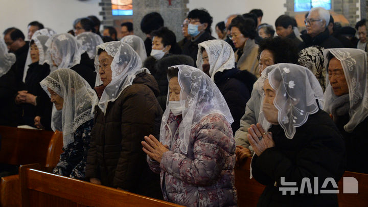 [전주=뉴시스] 김얼 기자 = 성탄절을 맞이한 25일 전북 전주시 전동성당을 찾은 신자들이 성탄미사를 드리고 있다. 2024.12.25. mangusta@newsis.com