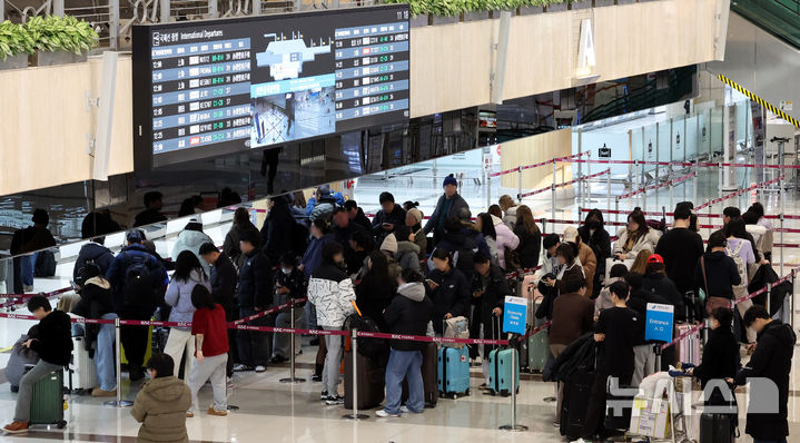 [서울=뉴시스] 추상철 기자 = 서울 강서구 김포국제공항 국제선에서 연말을 맞아 해외로 떠나려는 여행객들이 티켓 발권을 위해 줄 서 있다. 2024.12.25. scchoo@newsis.com