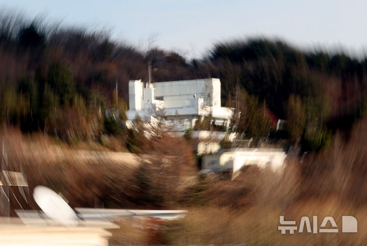 [서울=뉴시스] 추상철 기자 = 25일 오후 서울 용산구 대통령 관저가 보이고 있다. 이날 윤석열 대통령은 고위공직자범죄수사처(공수처)의 2차 출석 요구에 불응했다. 2024.12.25. scchoo@newsis.com