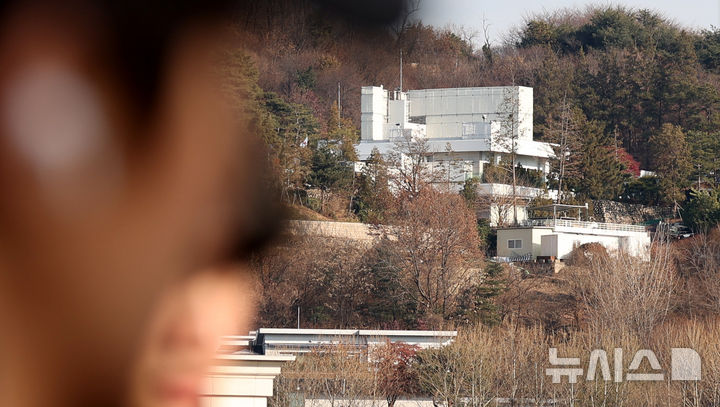 [서울=뉴시스] 추상철 기자 = 25일 오후 서울 용산구 대통령 관저가 보이고 있다.   이날 윤석열 대통령은 고위공직자범죄수사처(공수처)의 2차 출석 요구에 불응했다. 2024.12.25. scchoo@newsis.com