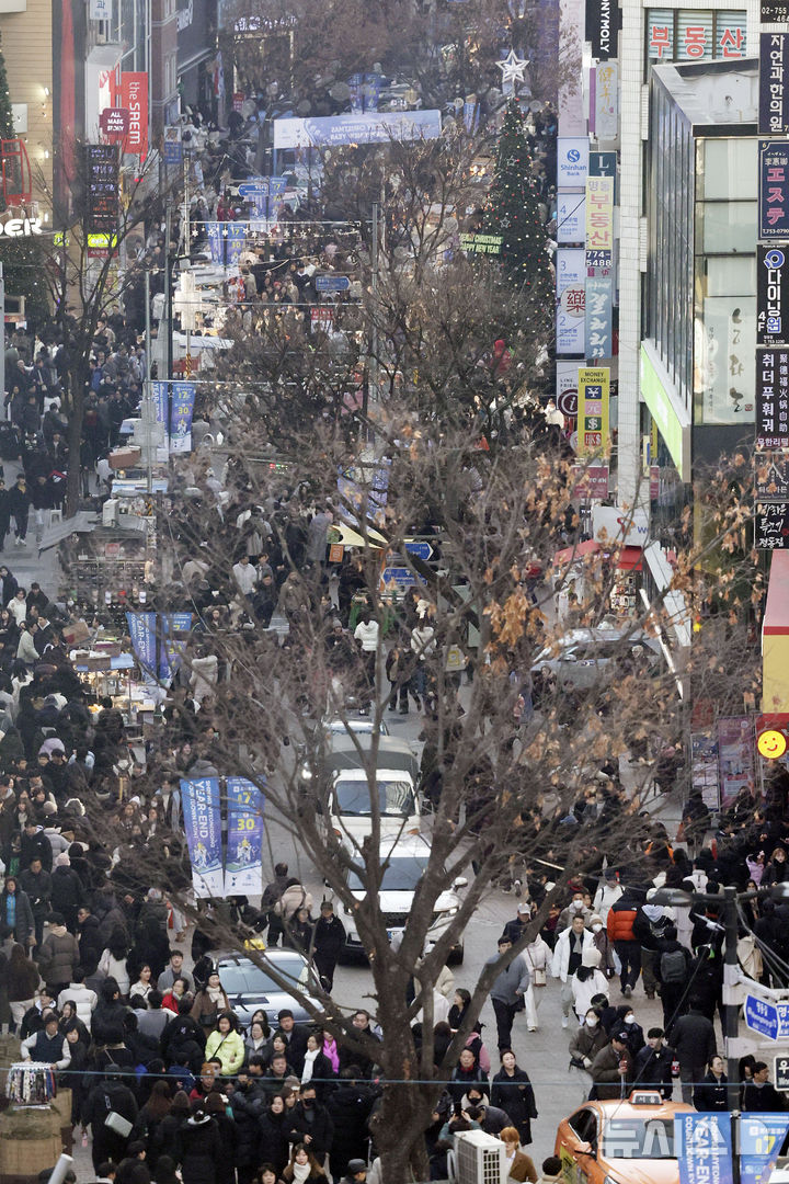 [서울=뉴시스] 최동준 기자 = 성탄절인 25일 서울 명동 거리를 찾은 시민들로 북적이고 있다. 2024.12.25. photocdj@newsis.com