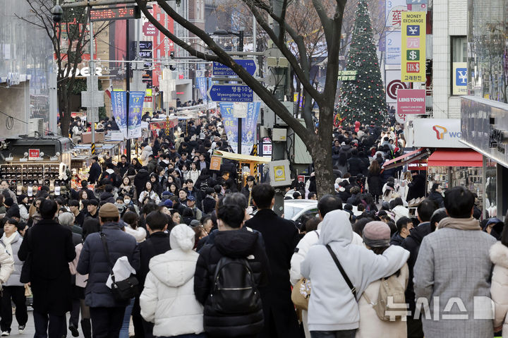 [서울=뉴시스] 최동준 기자 = 성탄절인 25일 서울 명동 거리를 찾은 시민들로 북적이고 있다. 2024.12.25. photocdj@newsis.com