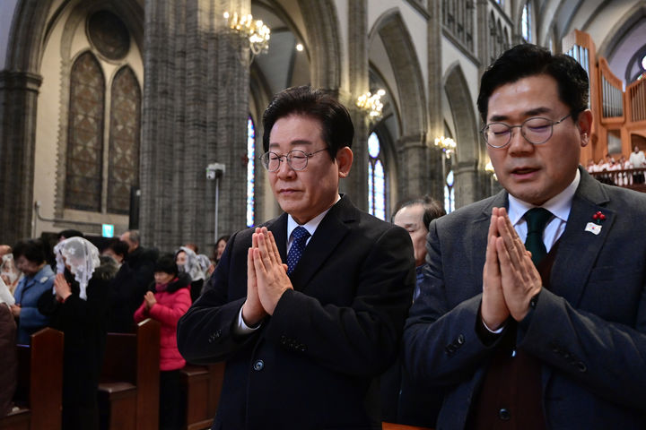 [서울=뉴시스] 사진공동취재단 = 이재명 더불어민주당 대표와 박찬대 원내대표가 25일 서울 중구 명동성당에서 열린 주님 성탄 대축일 낮 미사에 참석해 기도를 하고 있다. 2024.12.25. photo@newsis.com *재판매 및 DB 금지