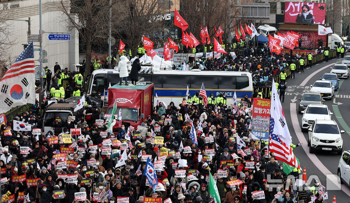 [서울=뉴시스] 추상철 기자 = 지난 2024년 12월 25일 오후 서울 용산구 대통령 관저 인근에서 보수단체와 진보당이 경찰버스를 사이에 두고 각각 윤석열 대통령 수호 집회와 규탄 집회를 하고 있다. 2024.12.25. scchoo@newsis.com