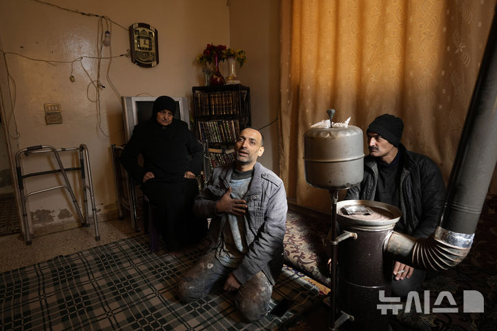 [다마스쿠스=AP/뉴시스] 바샤르 알아사드 정권을 축출한 시리아가 국제사회에 화학무기를 전면 폐기하겠다고 약속했다. 사진은 지난해 12월 25일 시리아 다마스쿠스 외곽 자말카에서 후세인 아르비니(41, 가운데)가 가족과 함께 2013년 발생했던 화학무기 공격 당시 얼마나 고통받고 어떻게 살아남았는지 증언하는 모습. 2025.03.06. 