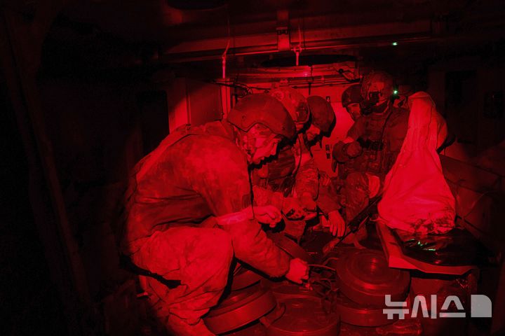 [포크로우스크=AP/뉴시스] 2024년 12월 25일(현지시각) 우크라이나 스칼라 대대 군인들이 도네츠크주 최전선 포크로우스크로 출동하기 전 장갑차에 대전차 지뢰를 적재하고 있다. 2024.12.26.