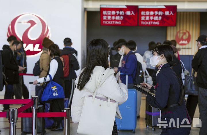 [오사카=AP/뉴시스] 26일(현지시각) 일본 오사카 국제공항에서 일본항공(JAL) 직원이 승객들의 항공기 탑승을 돕고 있다. JAL은 이날 오전 자사 네트워크가 사이버 공격을 받아 소화물 관리 시스템에 장애가 발생, 일부 노선 출발이 지연됐다고 밝혔다. 2024.12.26.