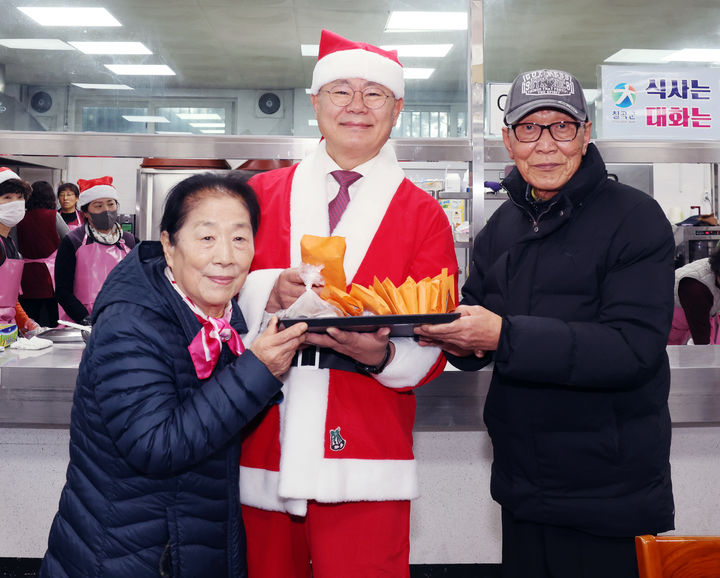 [칠곡=뉴시스] 김재욱(가운데) 군수가 성금을 받고 있다. (사진=칠곡군 제공) 2024.12.26 photo@newsis.com *재판매 및 DB 금지