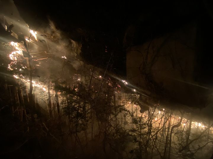 [부산=뉴시스] 26일 오전 부산 기장군의 한 교회에서 불이 나 인근 산으로 번졌다. (사진=부산소방재난본부 제공) photo@newsis.com *재판매 및 DB 금지