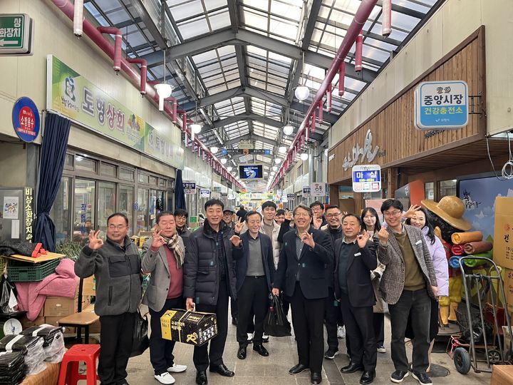 [보령=뉴시스] 전통시장 장보기에 참여한 보령시청 직원들. (사진=보령시청 제공) 2024.12.26. photo.newsis.com *재판매 및 DB 금지