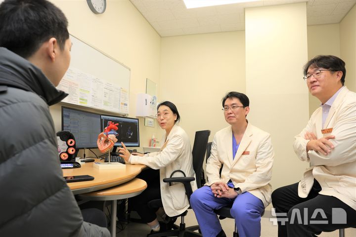 [서울=뉴시스]삼성서울병원은 국내 최초로 인공심장이라 불리는 좌심실보조장치 수술 200례를 돌파했다고 밝혔다. 사진은 200례 달성을 기념해 지난 18일 열린 기념식에서 이상철 삼성서울병원 심장뇌혈관병원장(사진 앞줄 왼쪽에서 세 번째)과 의료진들이 축하하는 모습. (사진= 삼성서울병원 제공) 2024.12.26. photo@newsis.com. 