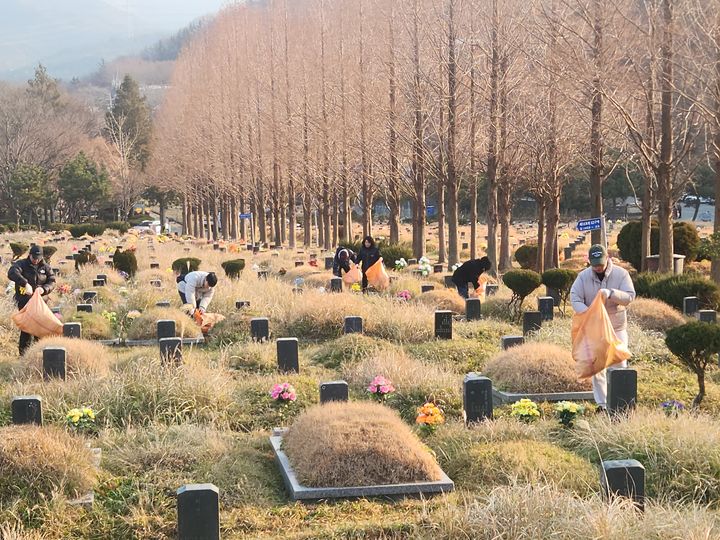 [부산=뉴시스] 부산시설공단은 공설장사시설 내 플라스틱 조화를 수거하고 있다. (사진=부산시설공단 제공) 2024.12.26. photo@newsis.com *재판매 및 DB 금지