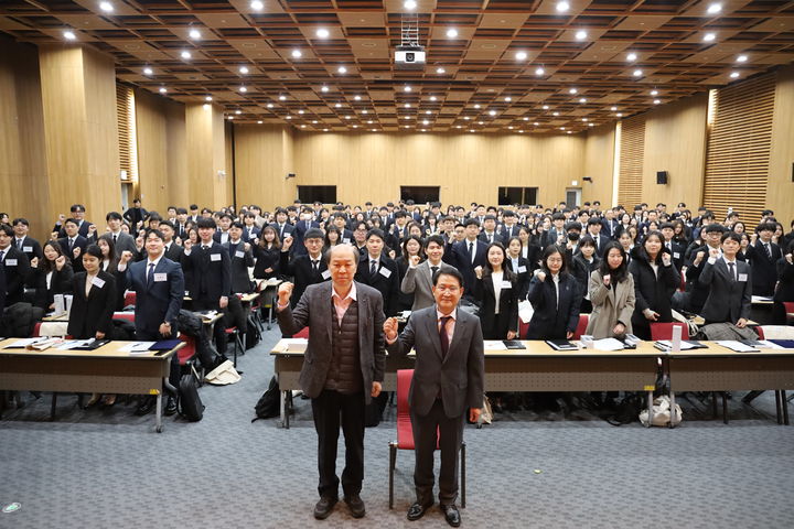 [서울=뉴시스] 한국도로공사서비스가 26일 경기창조경제혁신센터 국제회의장에서 '2024년 신입사원 임명장 수여식'을 열고 기념촬영을 하고 있다. 2024.12.26. (사진=도로공사서비스 제공) photo@newsis.com *재판매 및 DB 금지