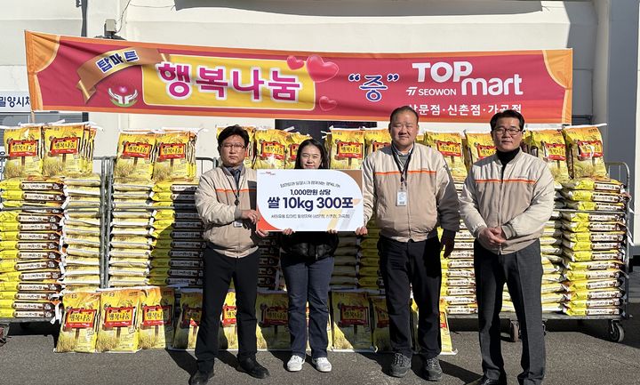 [밀양=뉴시스] 탑마트 3곳 점에서 백미(10kg) 300포를 기탁하고 있다. (사진=밀양시 제공) 2024.12.26. photo@newsis.com *재판매 및 DB 금지