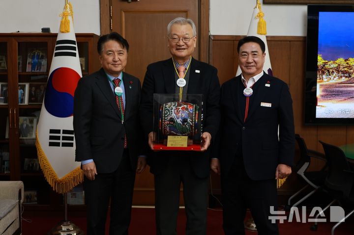 [서울=뉴시스] 26일 충북도청에서 충북 김영환 도지사(좌측)이 크라운해태제과 윤영달 회장(우측)을 2025 세계영동국악엑스포 공동조직위원장으로 위촉했다. (사진= 해태제과 제공)