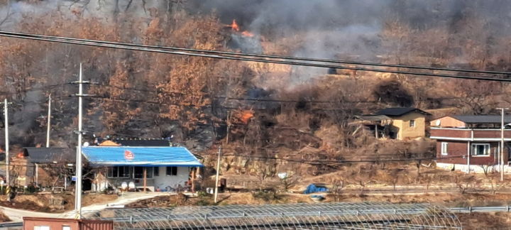 [대구=뉴시스] 26일 낮 12시15분께 대구 군위군 군위읍 한 야산에서 화재가 발생했다. (사진=산림청 제공) 2024.12.26. photo@newsis.com *재판매 및 DB 금지