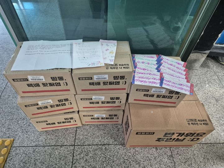 [울산=뉴시스] 박수지 기자 = 크리스마스 이브인 지난 24일 울산 북구 송정동 행정복지센터에 배달된 크리스마스 선물. 선물과 함께 놓인 메모에는 6살 어린이가 칭찬스티커 용돈을 모아 마련한 것이라고 적혀 있었다. (사진=북구 제공) 2024.12.26. photo@newsis.com *재판매 및 DB 금지