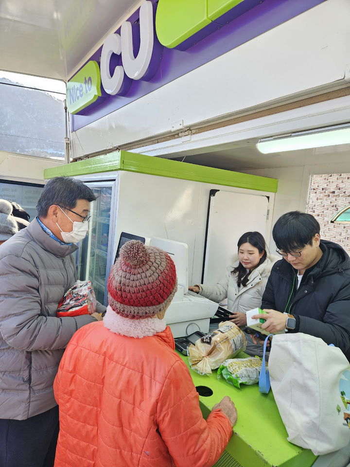 [진안=뉴시스] 26일 오유경 식품의약품안전처장은 전북특별자치도 진안·임실군 내 4개 마을을 차량으로 이동하면서 포장육 등 식료품을 판매하는 ‘내집앞 이동장터’ 시범사업 현장(전북특별자치도 진안읍 소재 평촌마을회관)을 방문해 운영 상황을 점검했다. 사진은 이날 '내집앞 이동장터' 시범사업의 모습. 2024.12.26. song@newsis.com *재판매 및 DB 금지