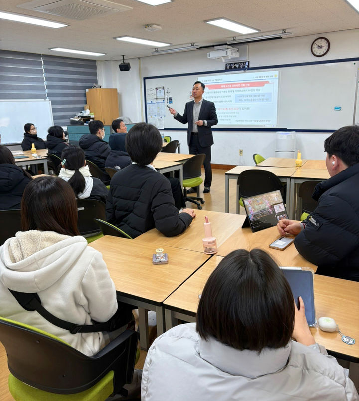 [울산=뉴시스] BNK경남은행 김덕원 부지점장이 26일 울산 남목고등학교 3학년 학생을 대상으로 1사1교 금융교육하고 있다. 2024.12.26. photo@newsis.com *재판매 및 DB 금지