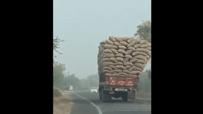 [서울=뉴시스] 인도의 한 도로에서 트럭에 실려있던 적재물이 떨어지는 사고가 발생했다. (사진=바이럴프레스) *재판매 및 DB 금지