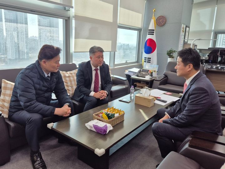 [수원=뉴시스] 경기도의회 김진경 의장, 김정호 국민의힘 대표의원, 최종현 민주당 대표의원이 26일 오후 국민의힘 대표의원실에서 만나 의사일정을 논의하고 있다. 2024.12.26. iambh@newsis.com *재판매 및 DB 금지