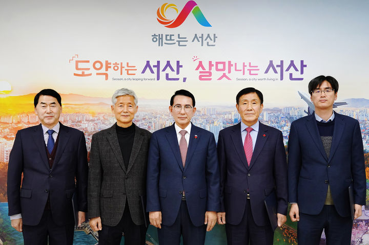 [서산=뉴시스] 26일 서산시청 시장실에서 열린 임원 임명장 수여식에 참석한 서산시시설관리공단 초대임원들이 이완섭 시장과 함께 기념 촬영을 하고 있다(사진 왼쪽부터 유병수 이사, 이병찬 이사, 이 시장, 김성호 이사장, 이승기 이사). (사진=서산시 제공) 2024.12.26. *재판매 및 DB 금지