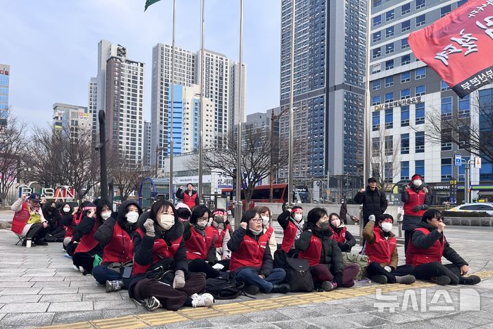 [부산=뉴시스] 이아름 기자 = 26일 오후 부산 시청 앞에서 민주일반노조 부산본부가 관광안내사의 처우 개선을 요구하는 기자회견을 진행하고 있다. 2024.12.26. aha@newsis.com