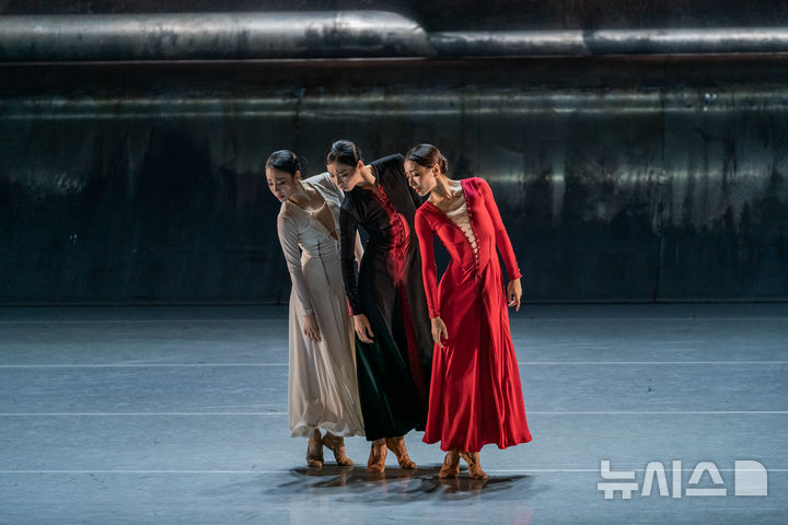 [서울=뉴시스] 이어리 킬리안의 'FORGOTTEN LAND'. (사진=국립발레단 제공) photo@newsis.com *재판매 및 DB 금지