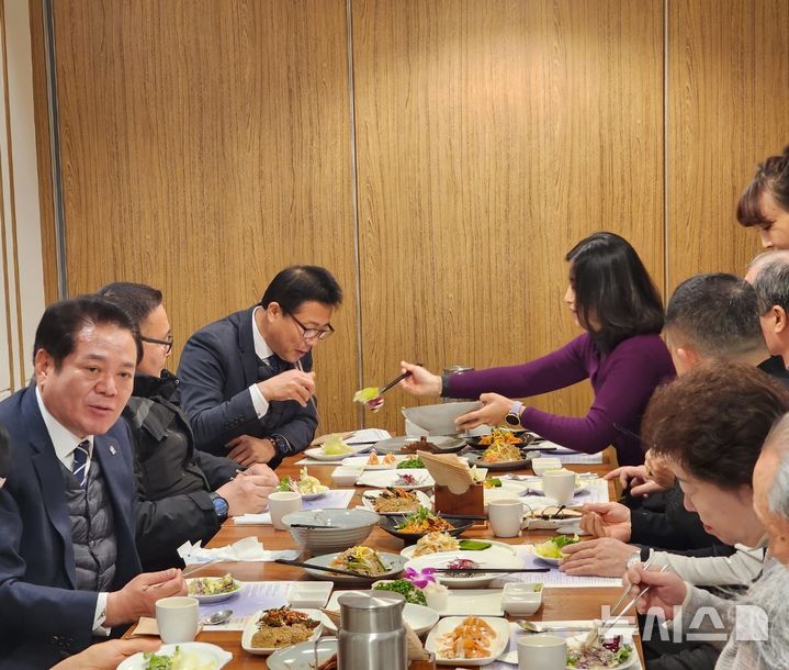 [안양=뉴시스] 최대호 이사장이 참석한 지난해 오찬 현장. (사진=자원봉사센터 제공).