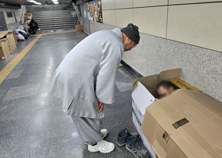 [서울=뉴시스] 박진희 기자 = 노숙인에게 무료 급식하는 탄경스님. (사진=사단법인 다나 제공) 2024.12.28. photo@newsis.com *재판매 및 DB 금지