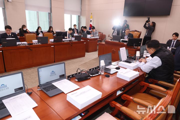 [서울=뉴시스] 조성봉 = 김원이 국회 산자위 산업통상자원특허소위원장이 26일 오전 서울 여의도 국회에서 열린 산업통상자원중소벤처기업위원회 산업통상자원특허소위원회에서 의사봉을 두드리고 있다. 2024.12.26. suncho21@newsis.com