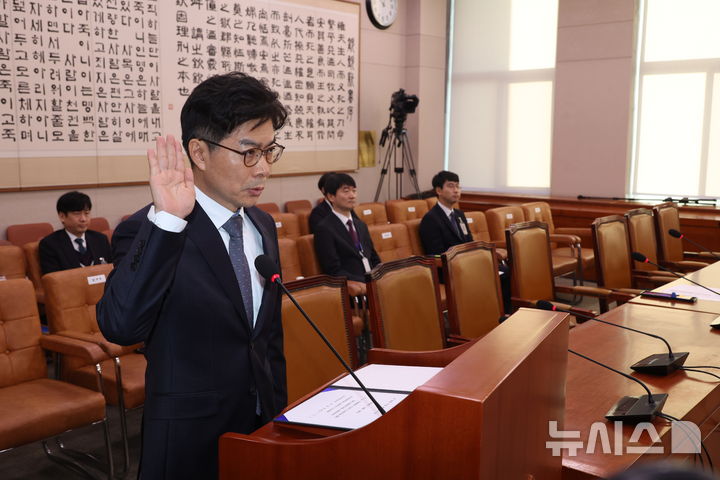 [서울=뉴시스] 고승민 기자 = 마용주 대법관 후보자가 26일 서울 여의도 국회에서 열린 대법관 후보자 임명동의에 관한 인사청문특별위원회에서 후보자 선서를 하고 있다. 2024.12.26. kkssmm99@newsis.com