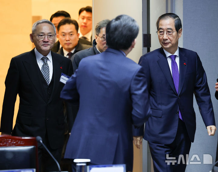 [서울=뉴시스] 최진석 기자 = 한덕수 대통령 권한대행 국무총리가 26일 서울 용산 국립중앙박물관에서 열린 제9차 국가관광전략회의에 입장하고 있다. 2024.12.26. myjs@newsis.com