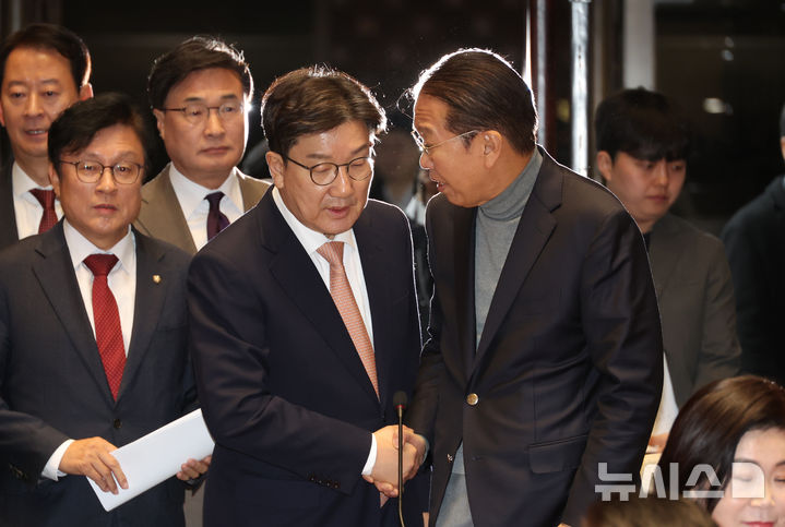 [서울=뉴시스] 고승민 기자 = 국민의힘 권성동 당대표 권한대행 겸 원내대표와 비상대책위원장으로 지명된 권영세 의원이 26일 서울 여의도 국회에서 열린 의원총회에서 대화하고 있다. 2024.12.26. kkssmm99@newsis.com