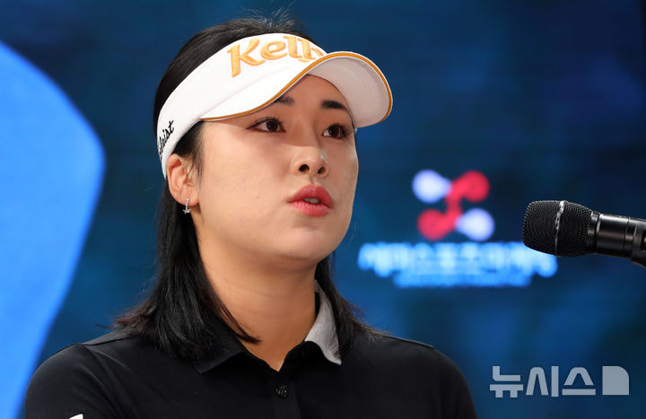 [서울=뉴시스] 김혜진 기자 = 미국여자프로골프(LPGA)투어 진출을 확정한 윤이나가 26일 오후 서울 영등포구 루나미엘레에서 열린 기자회견에서 질문에 답하고 있다. 2024.12.26. jini@newsis.com