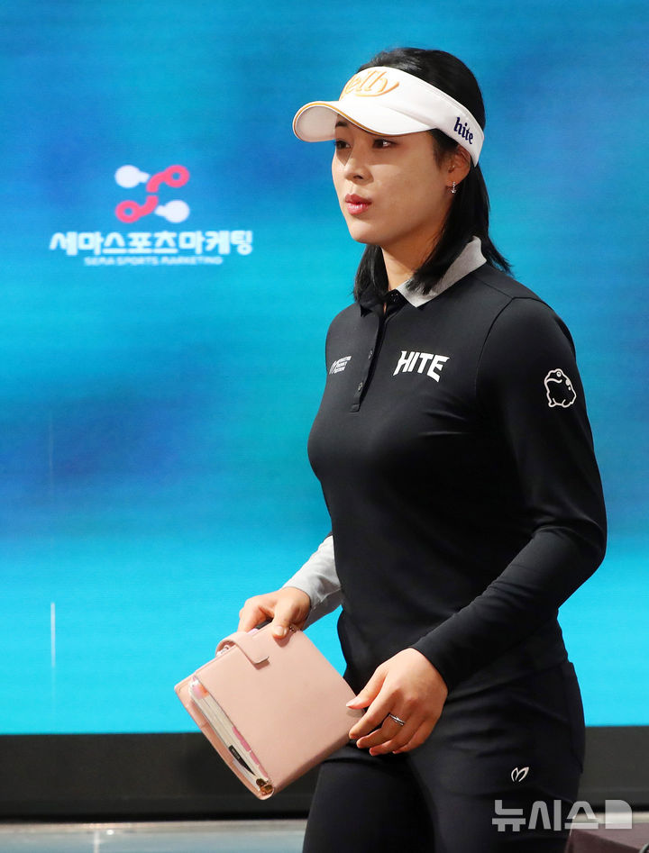 [서울=뉴시스] 김혜진 기자 = 미국여자프로골프(LPGA)투어 진출을 확정한 윤이나(왼쪽)가 26일 오후 서울 영등포구 루나미엘레에서 열린 기자회견을 마치고 퇴장하고 있다. 2024.12.26. jini@newsis.com