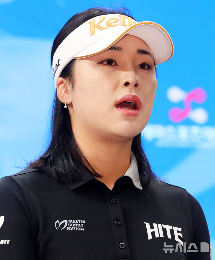 [서울=뉴시스] 김혜진 기자 = 미국여자프로골프(LPGA)투어 진출을 확정한 윤이나(왼쪽)가 26일 오후 서울 영등포구 루나미엘레에서 열린 기자회견에서 질문에 답하고 있다. 2024.12.26. jini@newsis.com