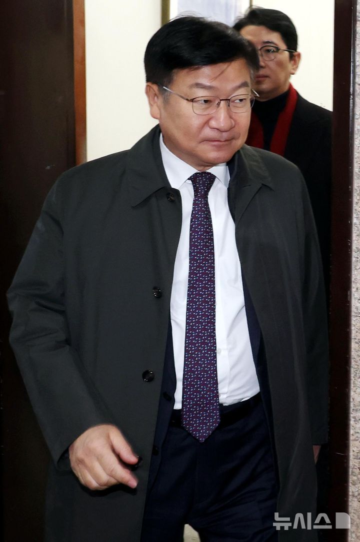 [서울=뉴시스] 조성봉 기자 = 정점식 국민의힘 의원이 26일 오전 서울 여의도 국회 원내대표실에서 열린 비공개 원내전략회의를 마치고 밖으로 나서고 있다. 2024.12.26. suncho21@newsis.com