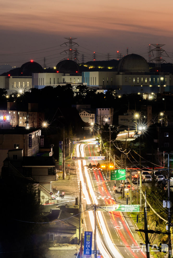 [울산=뉴시스] 김선웅 기자 = 문재인 정부의 탈원전 정책 폐기와 신한울 원자력발전소 3·4호기 건설 재개를 대선 공약으로 내세웠던 윤석열 대통령의 임기가 시작되면서 탈원전 정책이 본격적으로 백지화되기 시작했다. 윤 대통령은 탈원전 정책이 아닌 원전 생태계를 구축했다면 지금은 경쟁자가 없었을 것이라고 전 정권을 겨냥하며 재임 기간 내 '원자력발전소 10기 수출'이라는 목표를 제시했다.친원전 정책을 내새운 윤석열 정부는 출범 이후 체코 두코바니 원자력발전소 2기 사업 우선협상대상자에 선정되고 테밀린 원전 2기 사업 우선협상권을 얻어냈다. UAE, 이집트, 폴란드, 루마니아에서는 원전 관련 한국 기업 투자 유치, 원전 개발계획 수립 협력, 기자재 공급 등의 성과를 내기도 했다. 지난 정부의 탈원전 정책으로 멈춰선 신한울 3·4호기의 건설도 재개됐으며 신규 원자력발전소 추가 도입 등의 계획 또한 발표됐다. 2024년 12월 3일, 윤석열 대통령은 비상 계엄을 선포했다. 이후 국회의 탄핵소추안이 가결됐고 내년 3월 예정된 24조원 규모 체코 원자력발전소 수출 최종 계약 성사 여부에 대한 우려도 커지고 있다. 경제성과 위험성 인한 친원전 대 탈원전 논란을 넘어 탄핵 정국 속 친원전 정책의 재폐기 가능성이 수면 위로 떠오르면서 다가오는 2025년 을사년, 대한민국의 원자력발전 정책 방향은 어디로 흘러갈지 귀추가 주목된다. 2024년 12월 울산 울주군 새울원자력발전소에서. 2024.12.31. mangusta@newsis.com